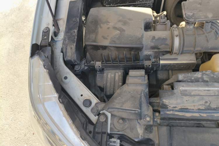 Used Nissan Terra 2018 2.5L Automatic 4x4 Luxury Edition Engine Bay Right