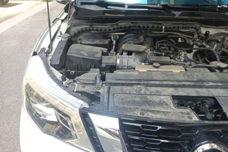 Used Nissan Terra 2018 2.5L Automatic 4x4 Luxury Edition Engine Bay Right