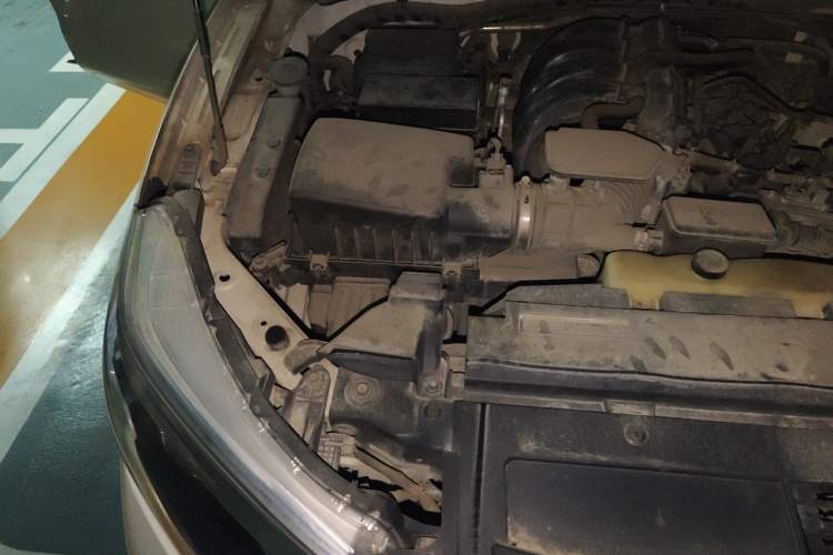 Used Nissan Terra 2018 2.5L Automatic 4x4 Luxury Edition Engine Bay Right