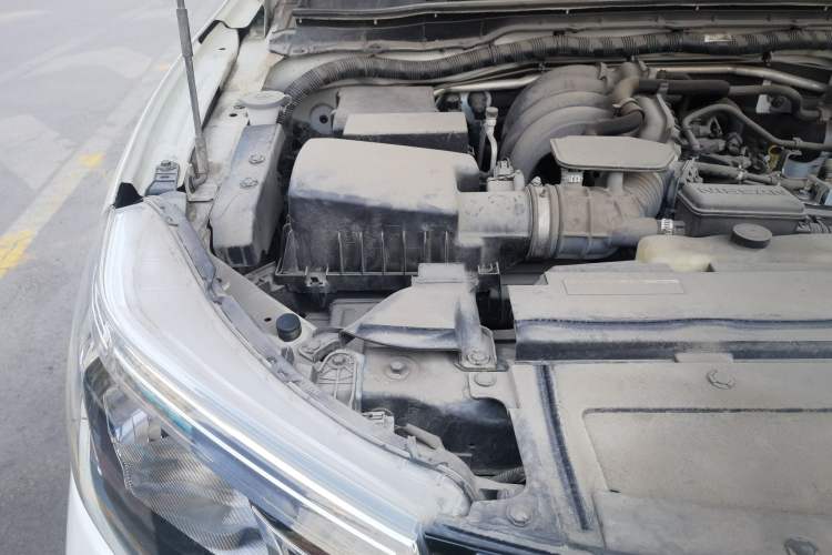 Used Nissan Terra 2018 2.5L Automatic 4x4 Luxury Edition Engine Bay Right