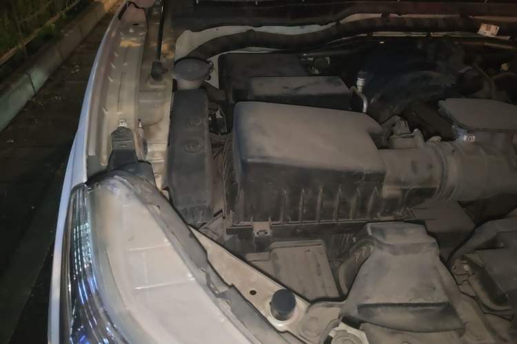 Used Nissan Terra 2018 2.5L Automatic 4x4 Luxury Edition Engine Bay Right