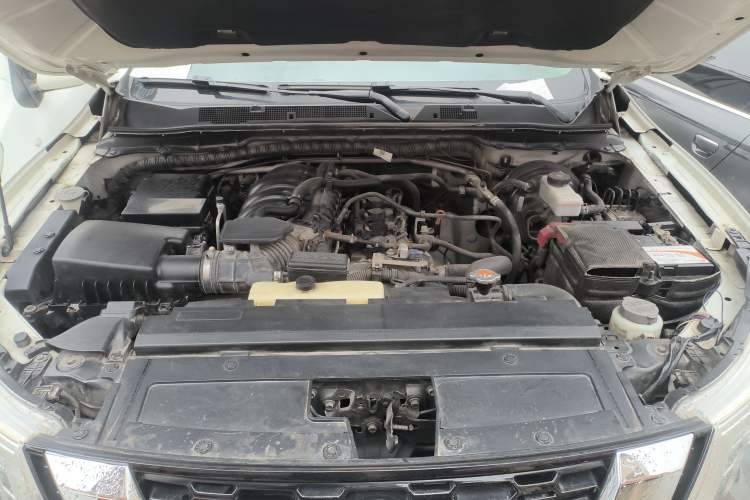 Used Nissan Terra 2018 2.5L Manual Two-Wheel Drive Elite Edition Engine Bay