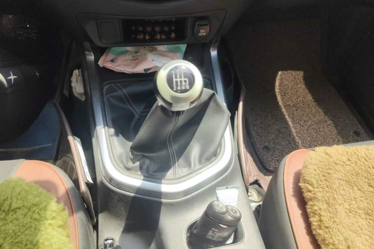 Used Nissan Terra 2018 2.5L Manual Two-Wheel Drive Leading Edition Gear Lever