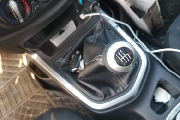Used Nissan Terra 2018 2.5L Manual Two-Wheel Drive Elite Edition Gear Lever