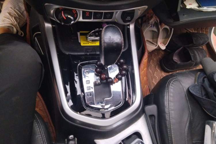 Used Nissan Terra 2018 2.5L Automatic 4x4 Luxury Edition Gear Lever