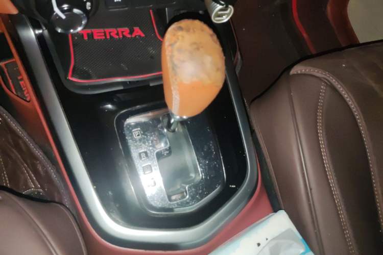 Used Nissan Terra 2018 2.5L Automatic 4x4 Luxury Edition Gear Lever