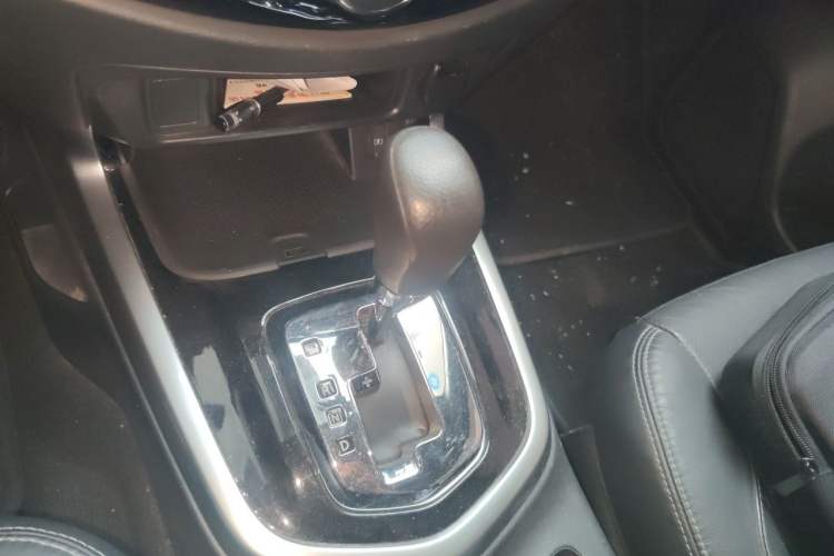 Used Nissan Terra 2018 2.5L Automatic 2WD Luxury Edition Gear Lever