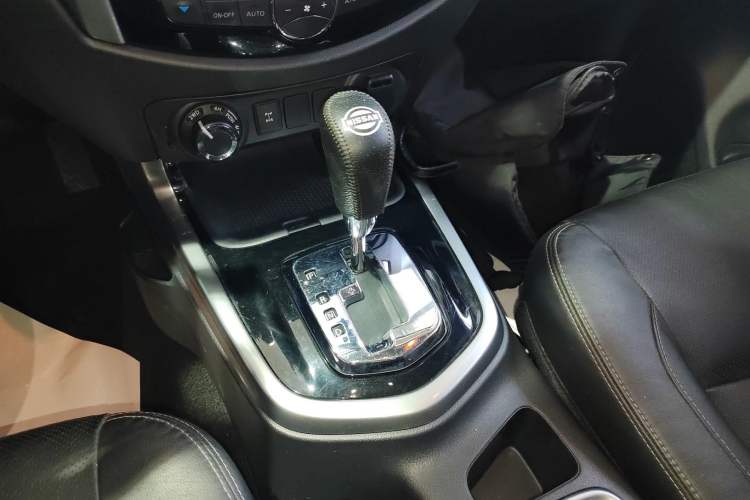 Used Nissan Terra 2018 2.5L Automatic 4x4 Luxury Edition Gear Lever