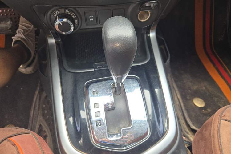 Used Nissan Terra 2018 2.5L Automatic 4x4 Luxury Edition Gear Lever