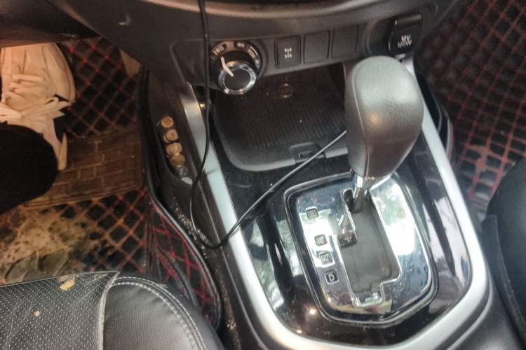 Used Nissan Terra 2018 2.5L Automatic 4x4 Luxury Edition Gear Lever