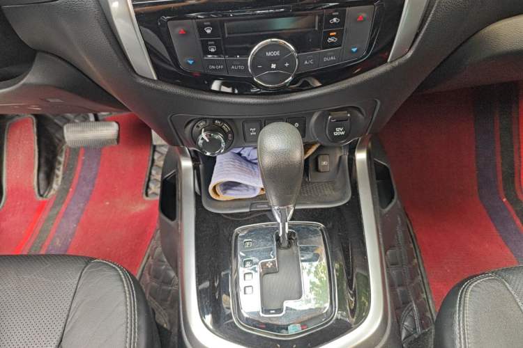 Used Nissan Terra 2018 2.5L Automatic 4x4 Luxury Edition Gear Lever