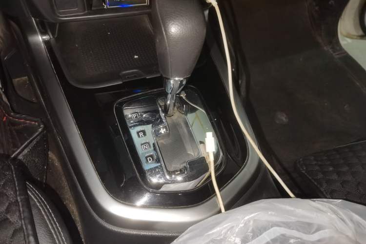 Used Nissan Terra 2018 2.5L Automatic 2WD Luxury Edition Gear Lever