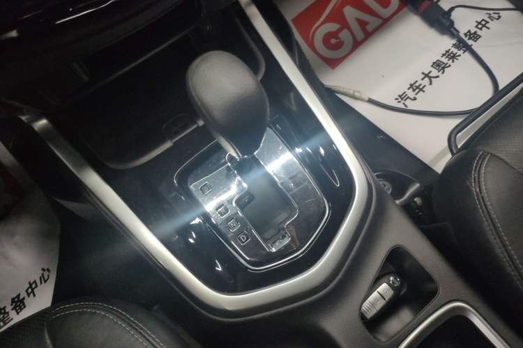 Used Nissan Terra 2018 2.5L Automatic 2WD Luxury Edition Gear Lever
