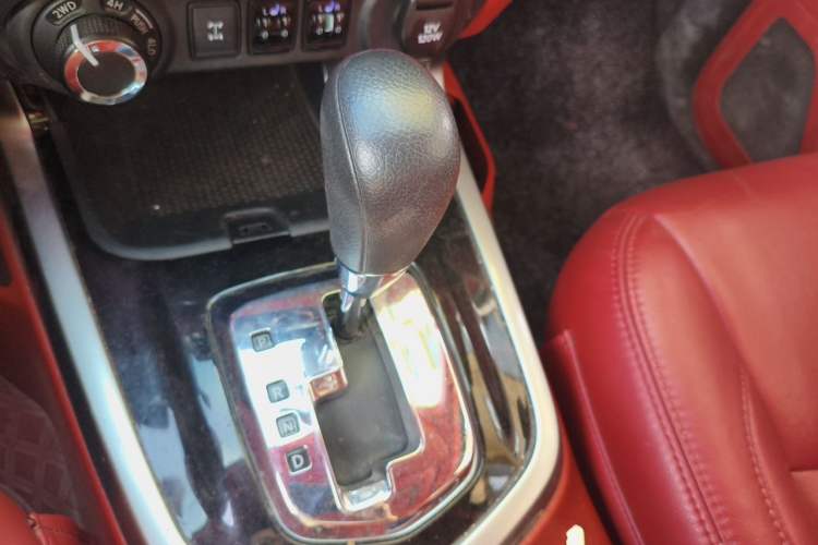 Used Nissan Terra 2018 2.5L Automatic 4x4 Luxury Edition Gear Lever