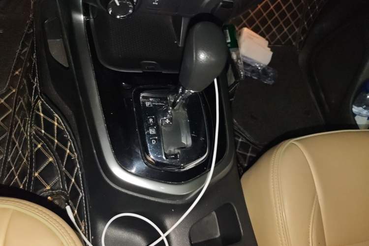 Used Nissan Terra 2018 2.5L Automatic 4x4 Luxury Edition Gear Lever