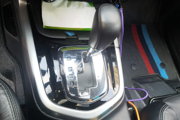 Used Nissan Terra 2018 2.5L Automatic 4x4 Luxury Edition Gear Lever