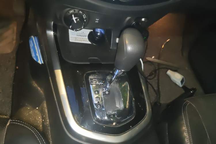 Used Nissan Terra 2018 2.5L Automatic 4x4 Luxury Edition Gear Lever