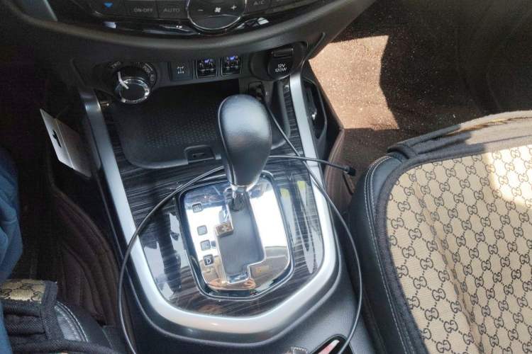 Used Nissan Terra 2018 2.5L Automatic 4x4 Flagship Edition Gear Lever