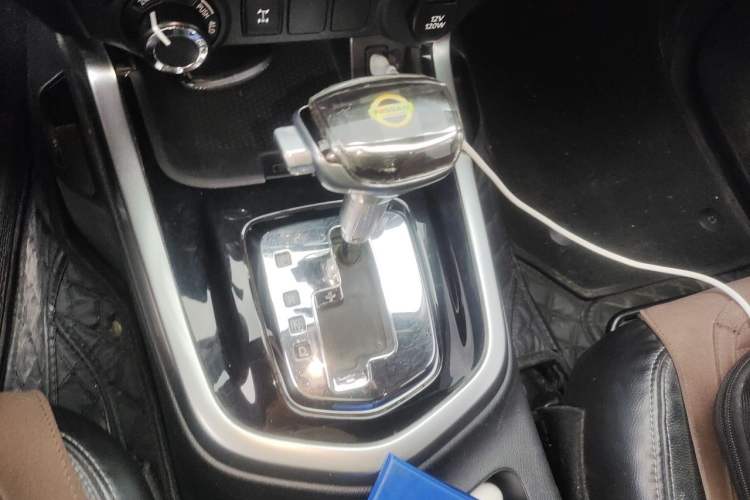 Used Nissan Terra 2018 2.5L Automatic 4x4 Luxury Edition Gear Lever