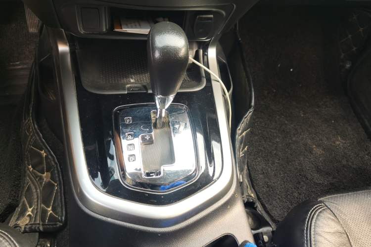 Used Nissan Terra 2018 2.5L Automatic 2WD Luxury Edition Gear Lever