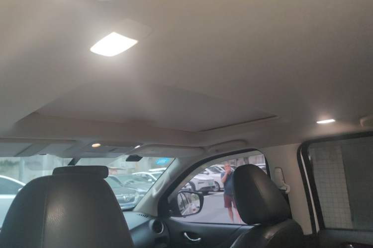 Used Nissan Terra 2018 2.5L Automatic 2WD Luxury Edition Headliner