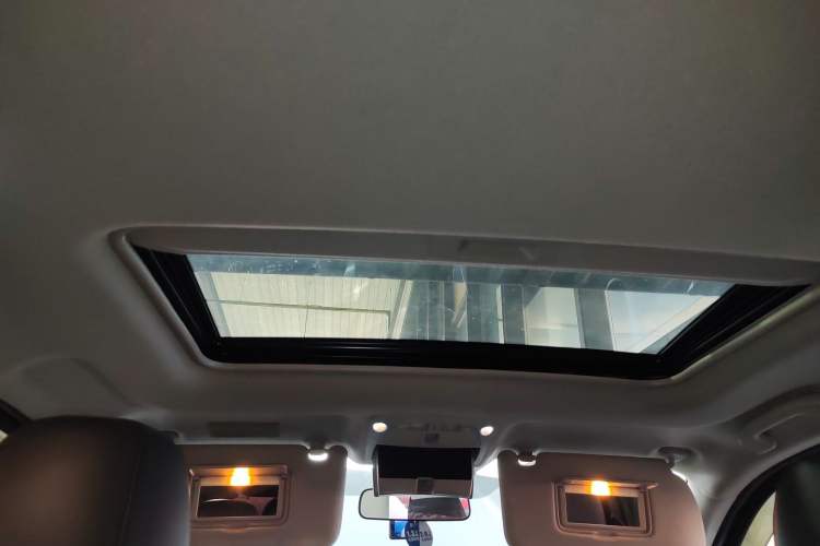 Used Nissan Terra 2018 2.5L Automatic 4x4 Luxury Edition Headliner