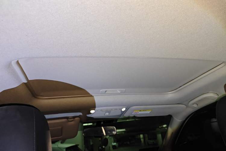Used Nissan Terra 2018 2.5L Automatic 4x4 Luxury Edition Headliner