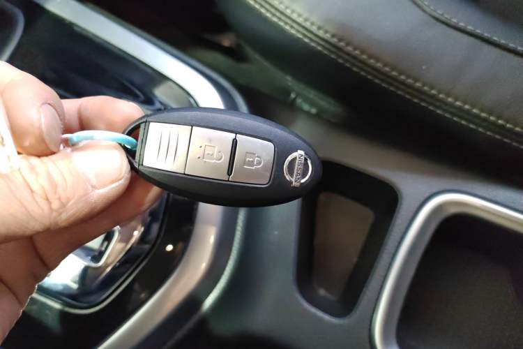 Used Nissan Terra 2018 2.5L Automatic 4x4 Luxury Edition Interior 1