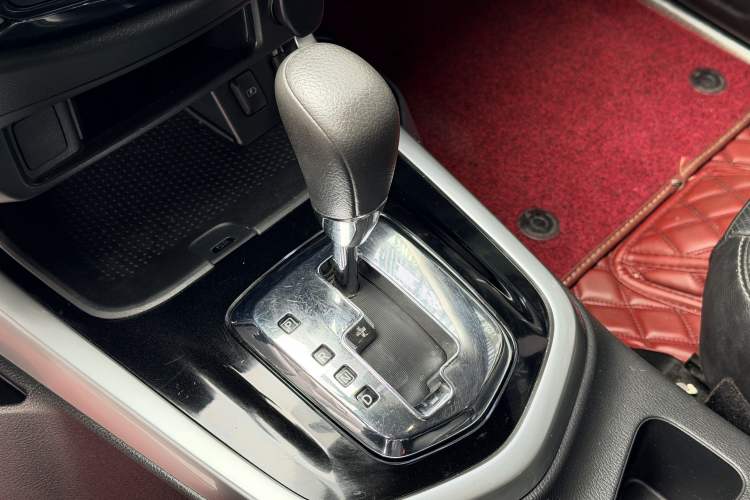 Used Nissan Terra 2018 2.5L Automatic 2WD Luxury Edition Interior 3