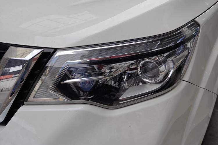 Used Nissan Terra 2018 2.5L Automatic 2WD Smart Enjoyment Version Left Front Headlight