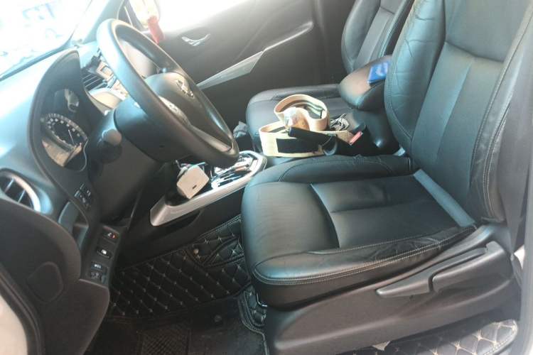 Used Nissan Terra 2018 2.5L Automatic 4x4 Luxury Edition Left Front Seat