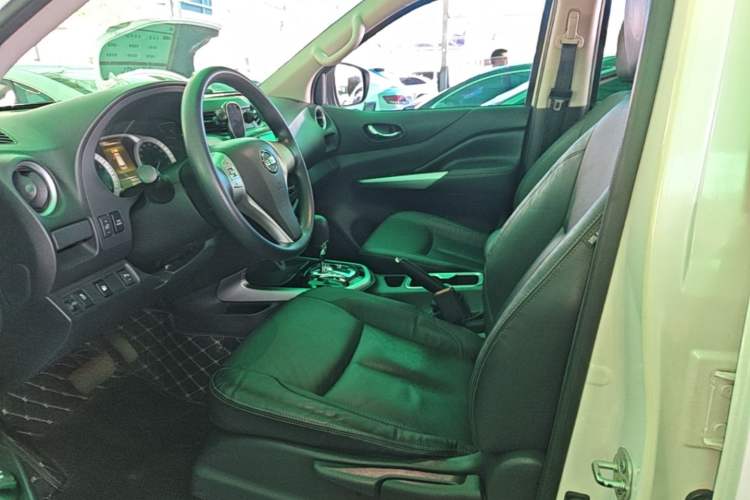 Used Nissan Terra 2018 2.5L Automatic 2WD Luxury Edition Left Front Seat