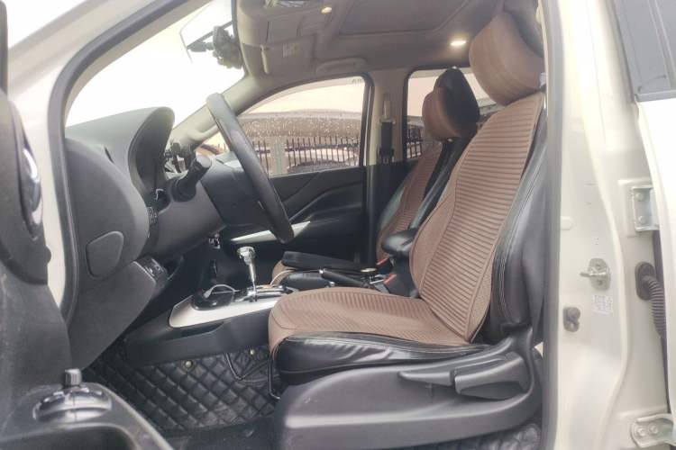 Used Nissan Terra 2018 2.5L Automatic 4x4 Luxury Edition Left Front Seat