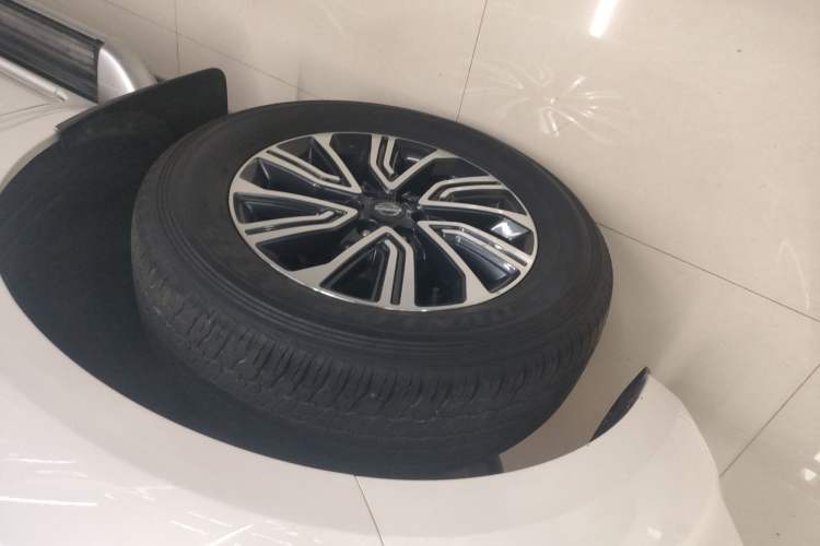 Used Nissan Terra 2018 2.5L Automatic 2WD Luxury Edition Left Front Wheel Hub