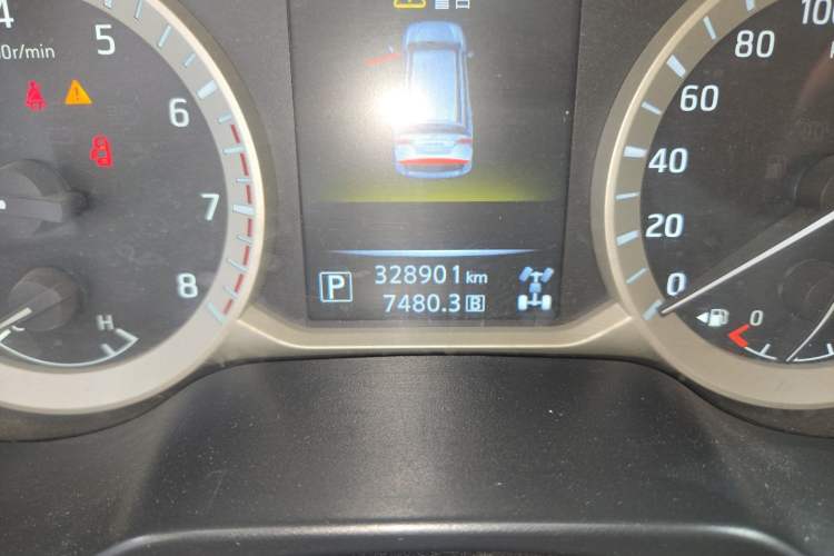 Used Nissan Terra 2018 2.5L Automatic 4x4 Luxury Edition Odometer Close Up