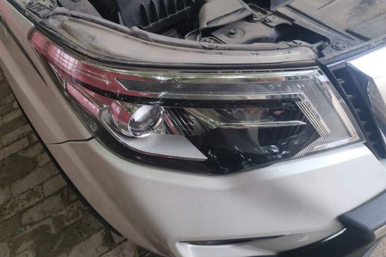 Used Nissan Terra 2018 2.5L Automatic 4x4 Flagship Edition Right Front Headlight