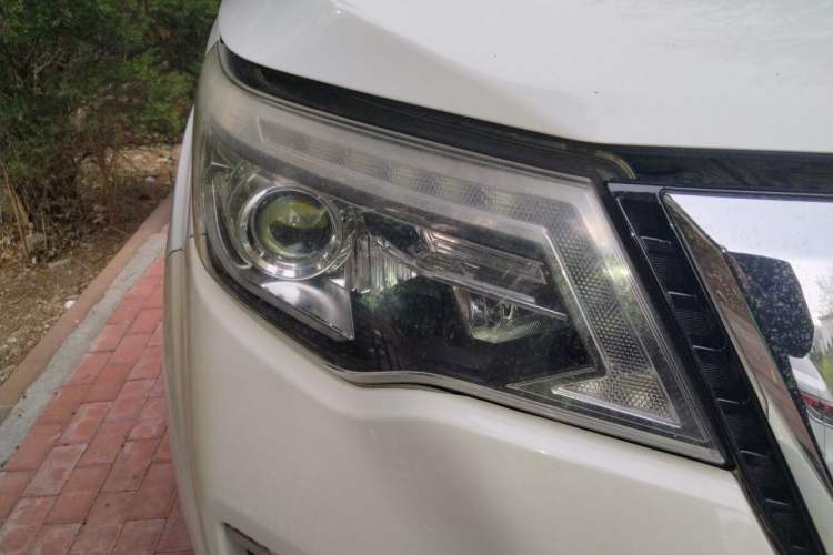 Used Nissan Terra 2018 2.5L Automatic 4x4 Luxury Edition Right Front Headlight