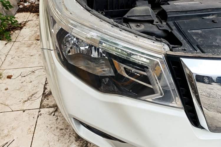 Used Nissan Terra 2018 2.5L Automatic 2WD Luxury Edition Right Front Headlight