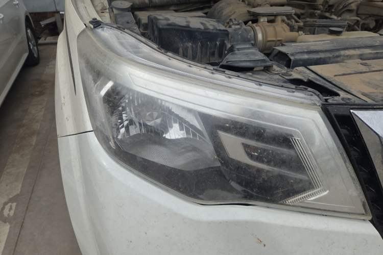 Used Nissan Terra 2018 2.5L Automatic 4x4 Luxury Edition Right Front Headlight