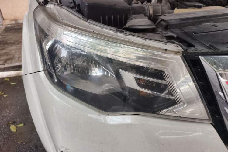 Used Nissan Terra 2018 2.5L Automatic 4x4 Luxury Edition Right Front Headlight