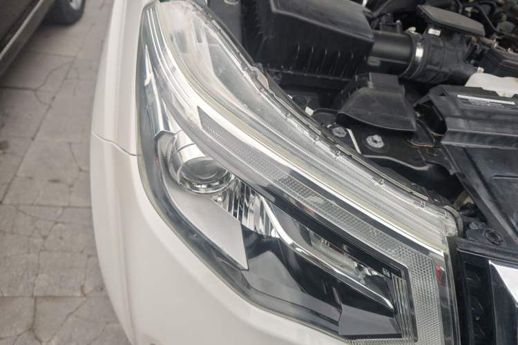 Used Nissan Terra 2018 2.5L Automatic 4x4 Flagship Edition Right Front Headlight