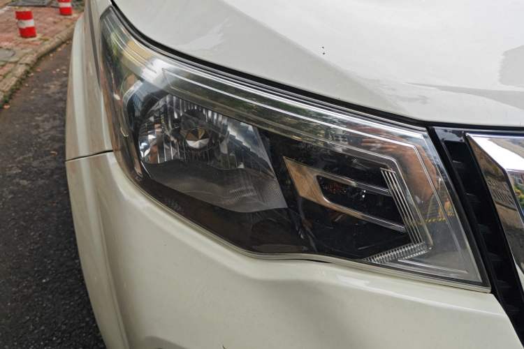 Used Nissan Terra 2018 2.5L Automatic 4x4 Luxury Edition Right Front Headlight