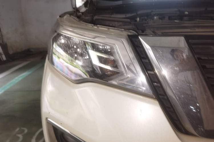 Used Nissan Terra 2018 2.5L Automatic 2WD Luxury Edition Right Front Headlight
