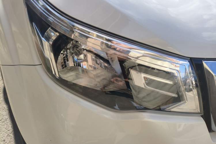 Used Nissan Terra 2018 2.5L Automatic 4x4 Luxury Edition Right Front Headlight