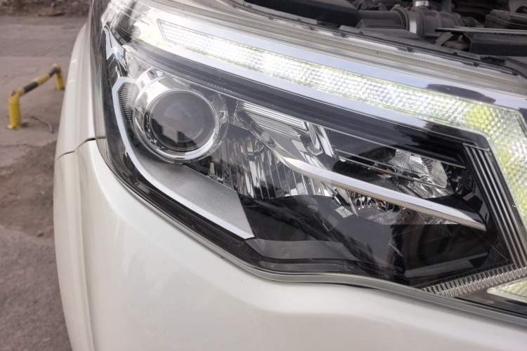 Used Nissan Terra 2018 2.5L Automatic 4x4 Flagship Edition Right Front Headlight