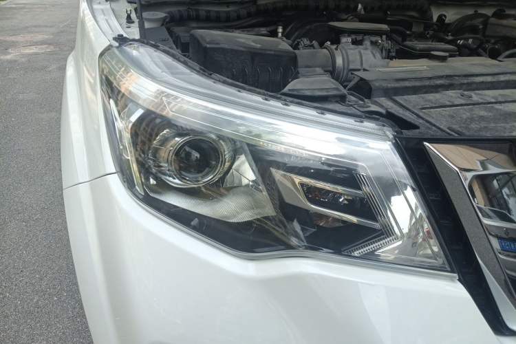 Used Nissan Terra 2018 2.5L Automatic 4x4 Luxury Edition Right Front Headlight