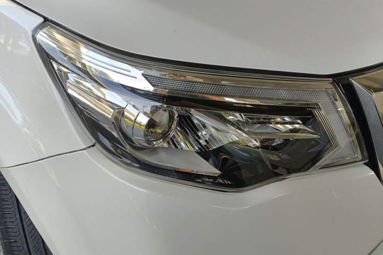 Used Nissan Terra 2018 2.5L Automatic 4x4 Flagship Edition Right Front Headlight