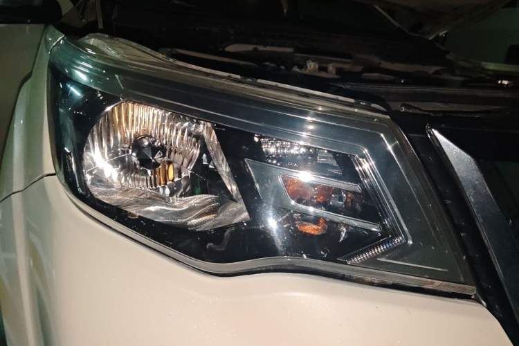 Used Nissan Terra 2018 2.5L Automatic 4x4 Luxury Edition Right Front Headlight