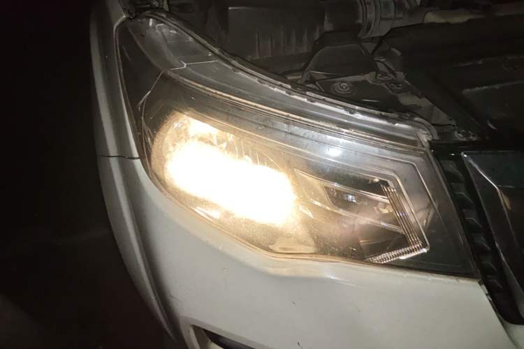 Used Nissan Terra 2018 2.5L Manual Two-Wheel Drive Elite Edition Right Front Headlight