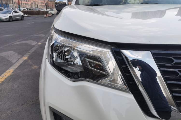 Used Nissan Terra 2018 2.5L Automatic 4x4 Luxury Edition Right Front Headlight